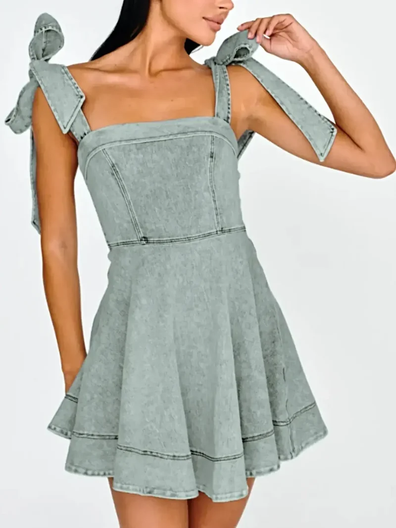 Chique jurk met strik op de schouders: denim mini met vierkante hals, zichtbare naad en strikdetails.