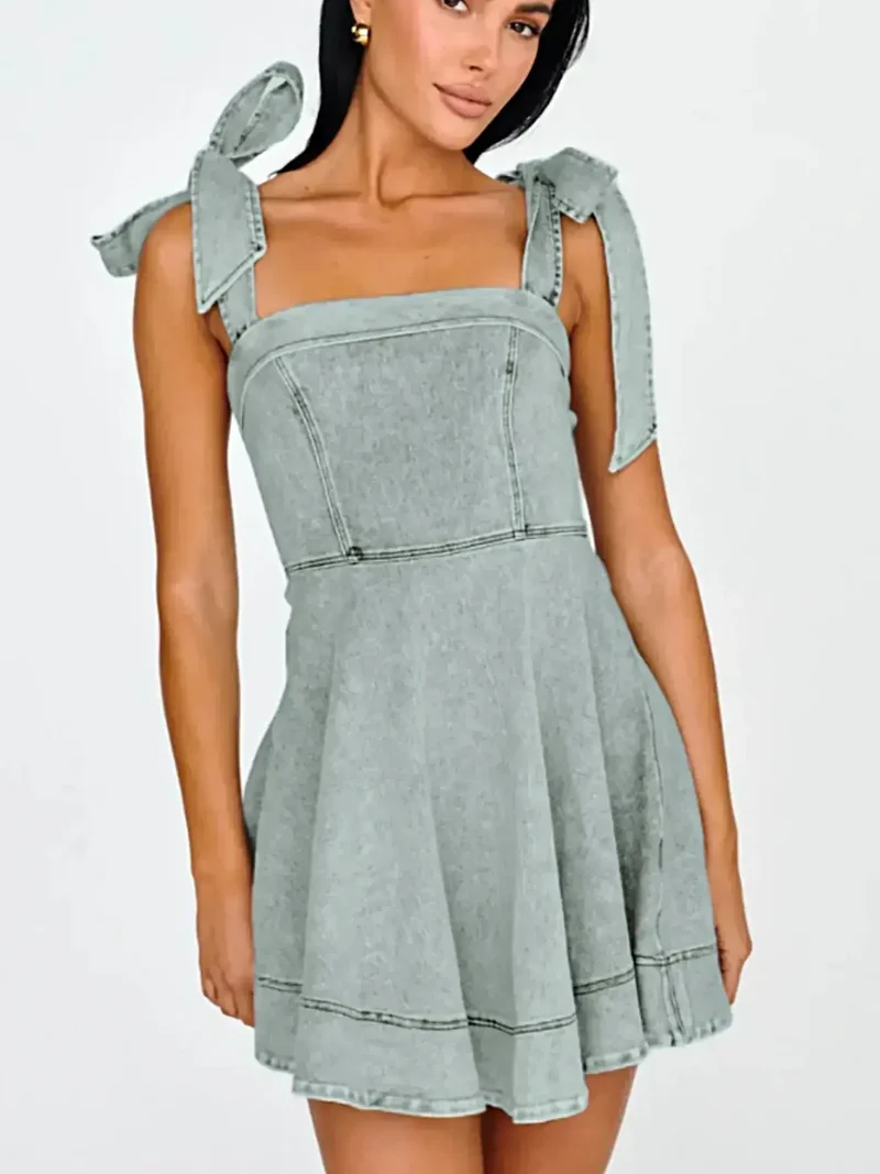 Chique jurk met strik op de schouders: denim mini met vierkante hals, zichtbare naad en strikdetails.
