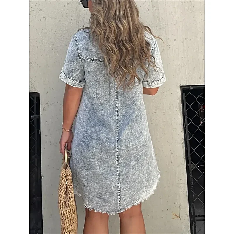 Casual denim jurken in grote maten - Volledige maat, model met rafelige zoom, korte mouwen en knoopsluiting.
