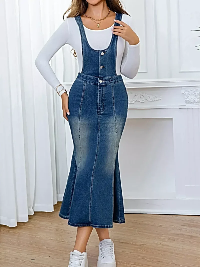 Mouwloze fishtail-jurk met knoopjes aan de voorkant, gemaakt van licht elastisch denim.