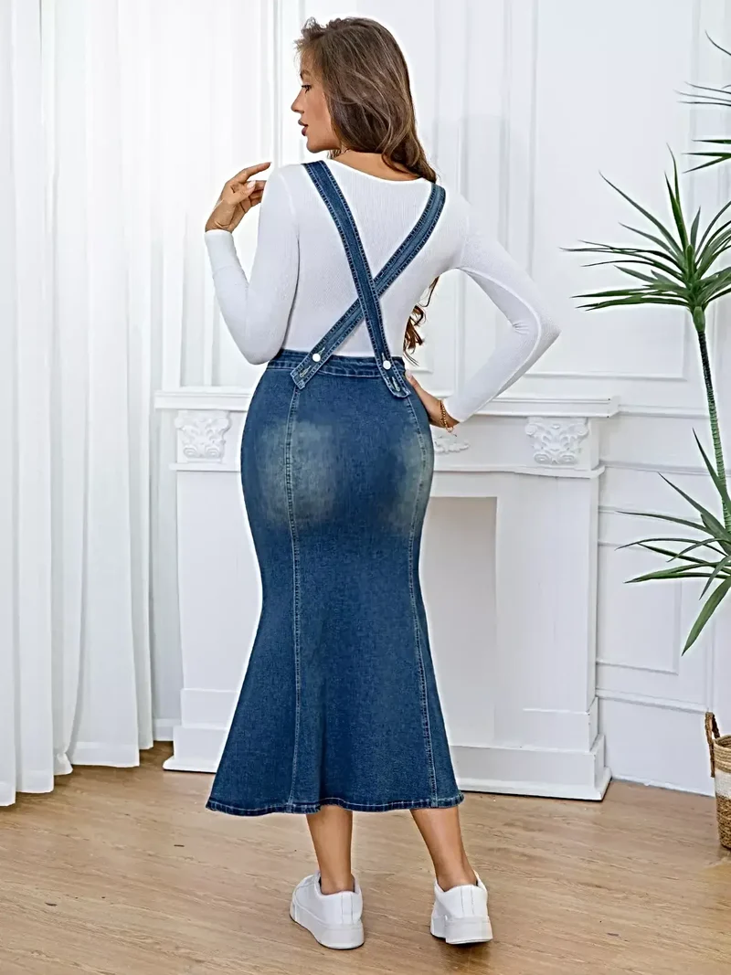 Mouwloze fishtail-jurk met knoopjes aan de voorkant, gemaakt van licht elastisch denim.