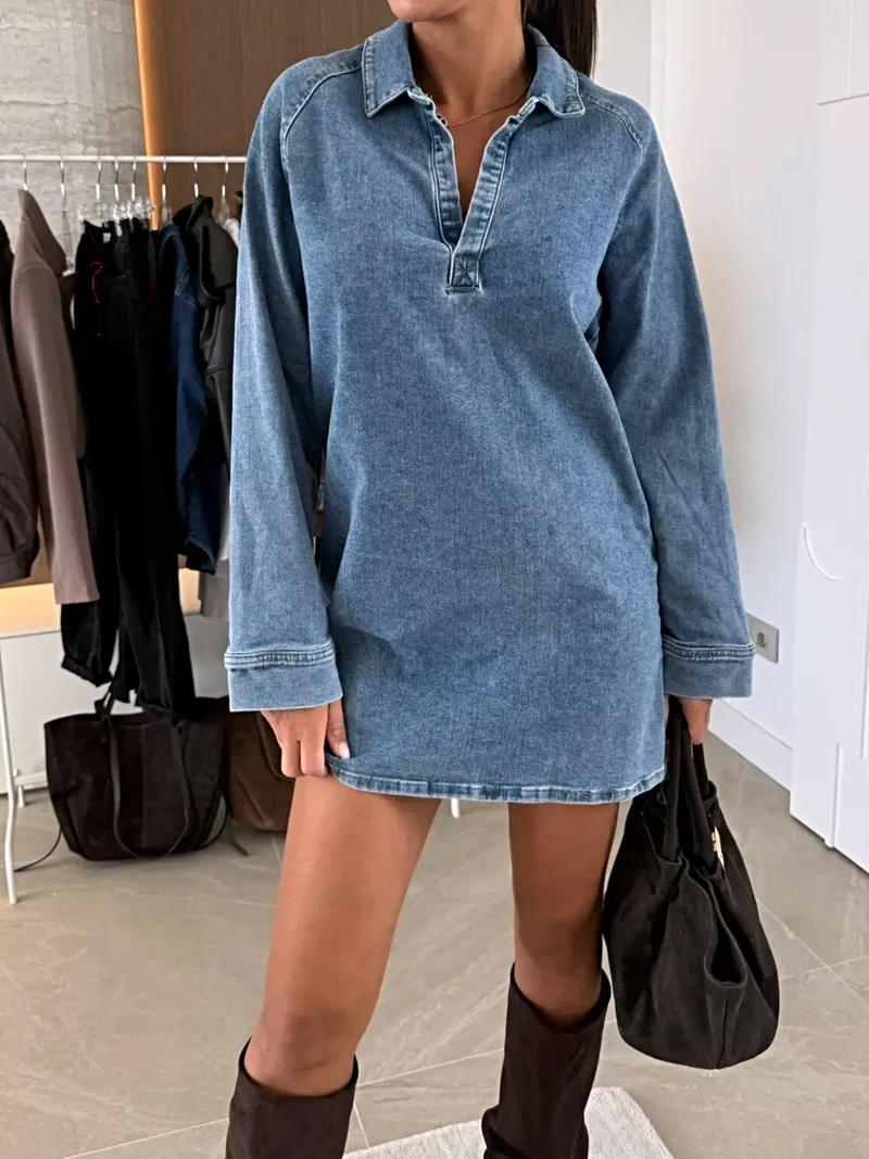 Elegante denim jurk met kraag en lange mouwen, licht elastisch, gemaakt van 95% katoen.