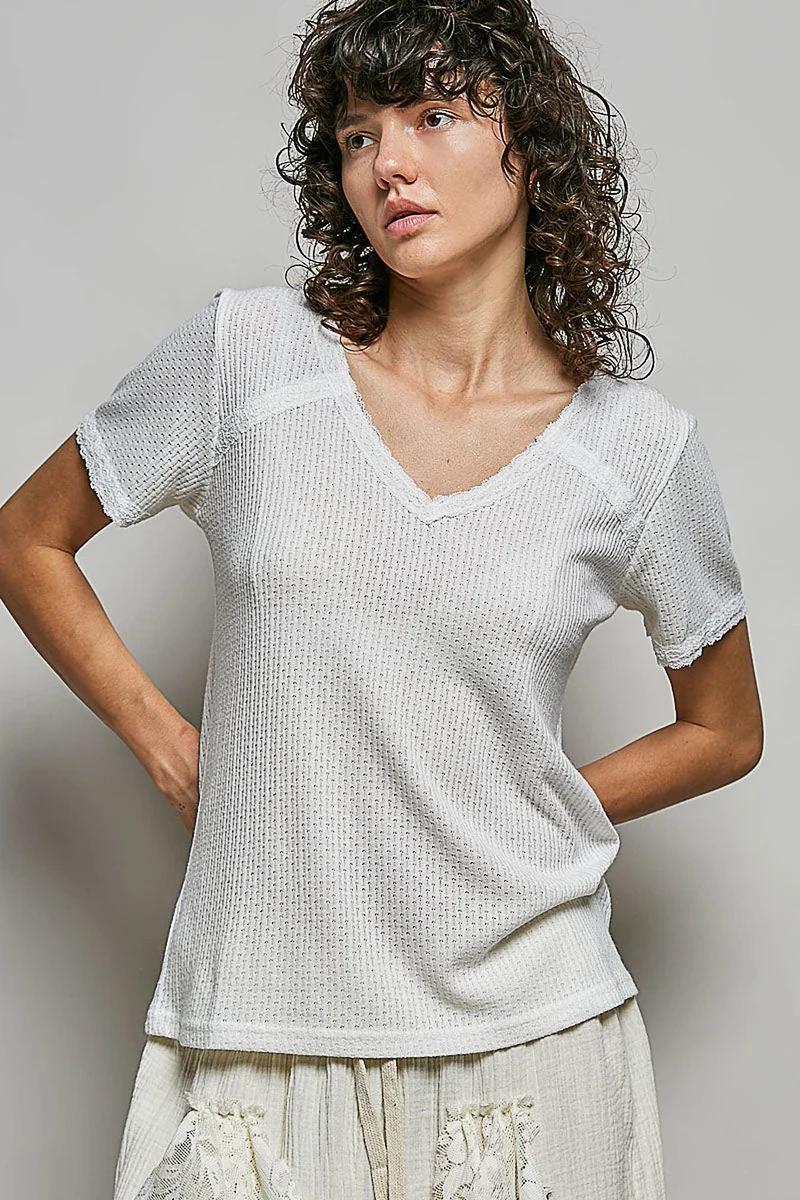 T-shirt met kanten details, V-hals en korte mouwen, gemaakt van gebreid textiel met textuur, normale pasvorm.