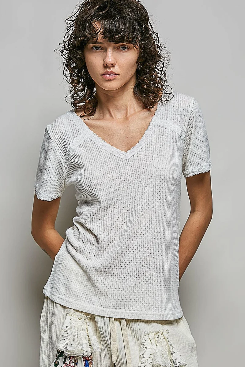 T-shirt met kanten details, V-hals en korte mouwen, gemaakt van gebreid textiel met textuur, normale pasvorm.