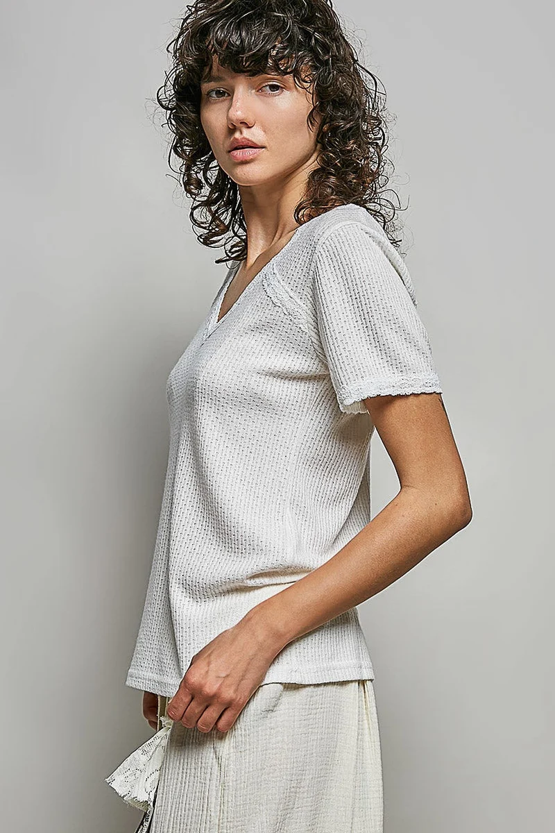 T-shirt met kanten details, V-hals en korte mouwen, gemaakt van gebreid textiel met textuur, normale pasvorm.