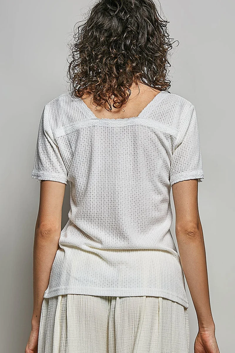 T-shirt met kanten details, V-hals en korte mouwen, gemaakt van gebreid textiel met textuur, normale pasvorm.