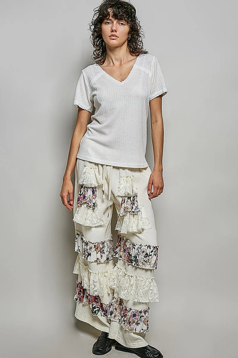 T-shirt met kanten details, V-hals en korte mouwen, gemaakt van gebreid textiel met textuur, normale pasvorm.