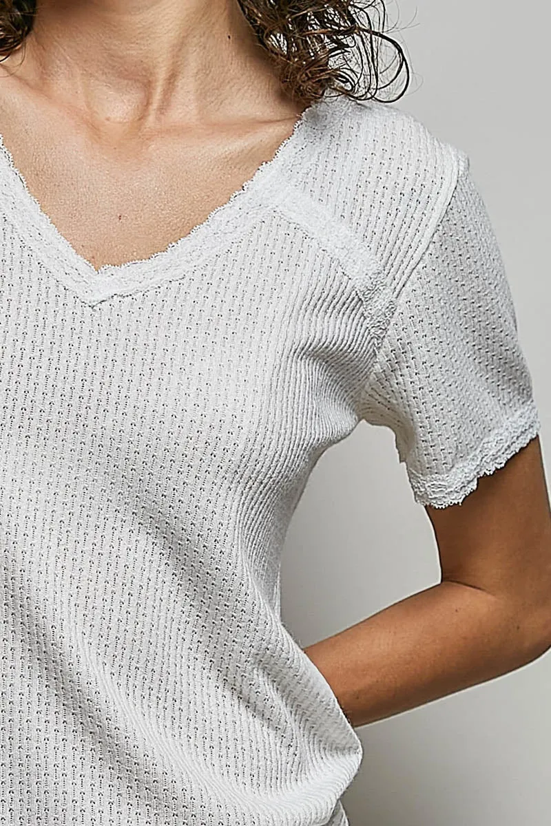 T-shirt met kanten details, V-hals en korte mouwen, gemaakt van gebreid textiel met textuur, normale pasvorm.
