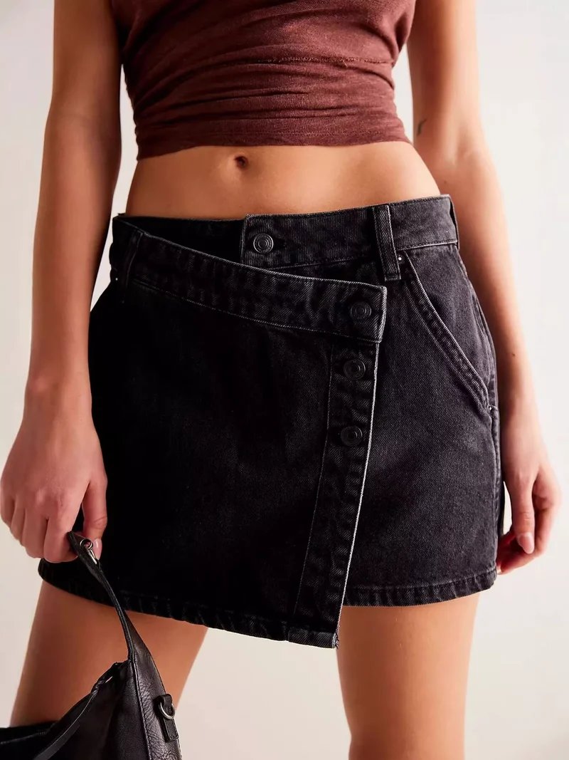 Luxe asymmetrische denim skort met knoopsluiting aan de voorkant en zakken - stijlvolle katoenmix