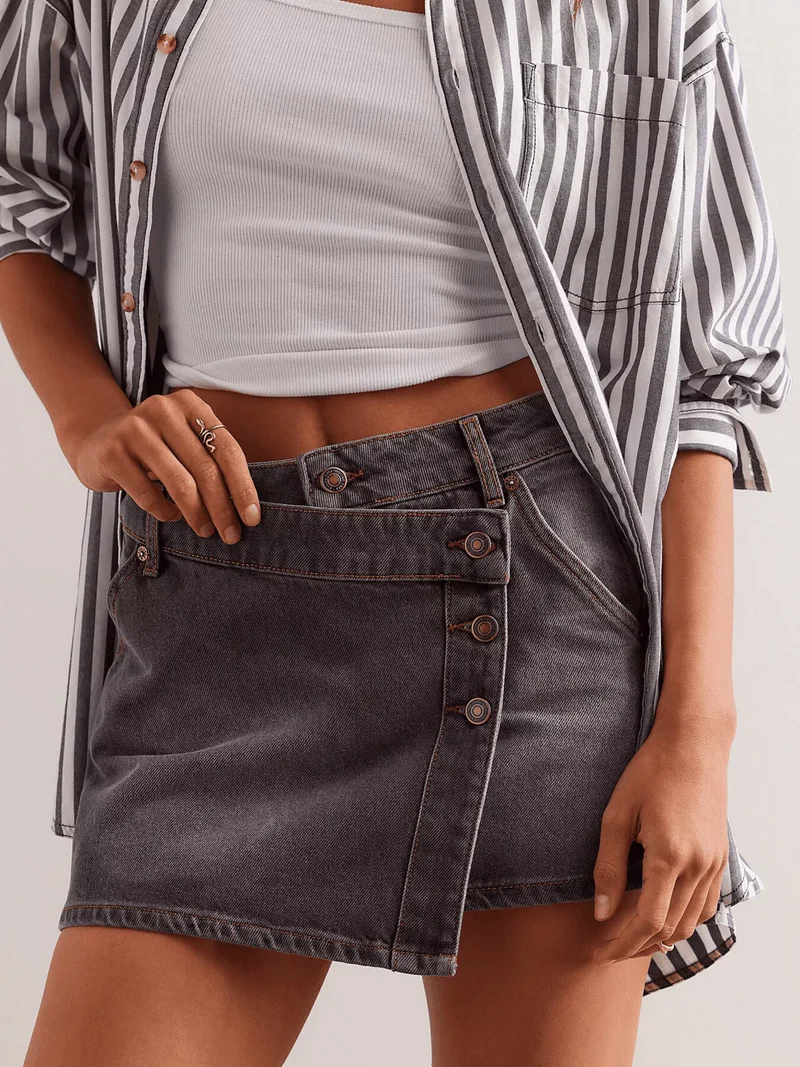 Luxe asymmetrische denim skort met knoopsluiting aan de voorkant en zakken - stijlvolle katoenmix