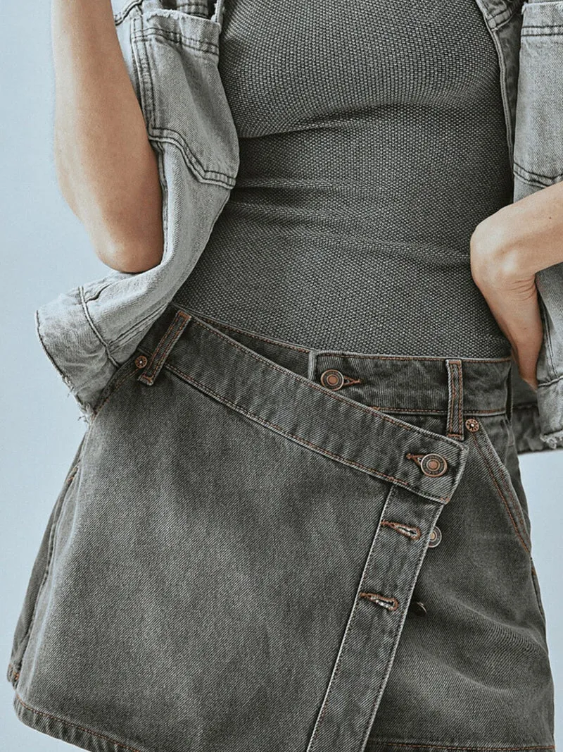 Luxe asymmetrische denim skort met knoopsluiting aan de voorkant en zakken - stijlvolle katoenmix