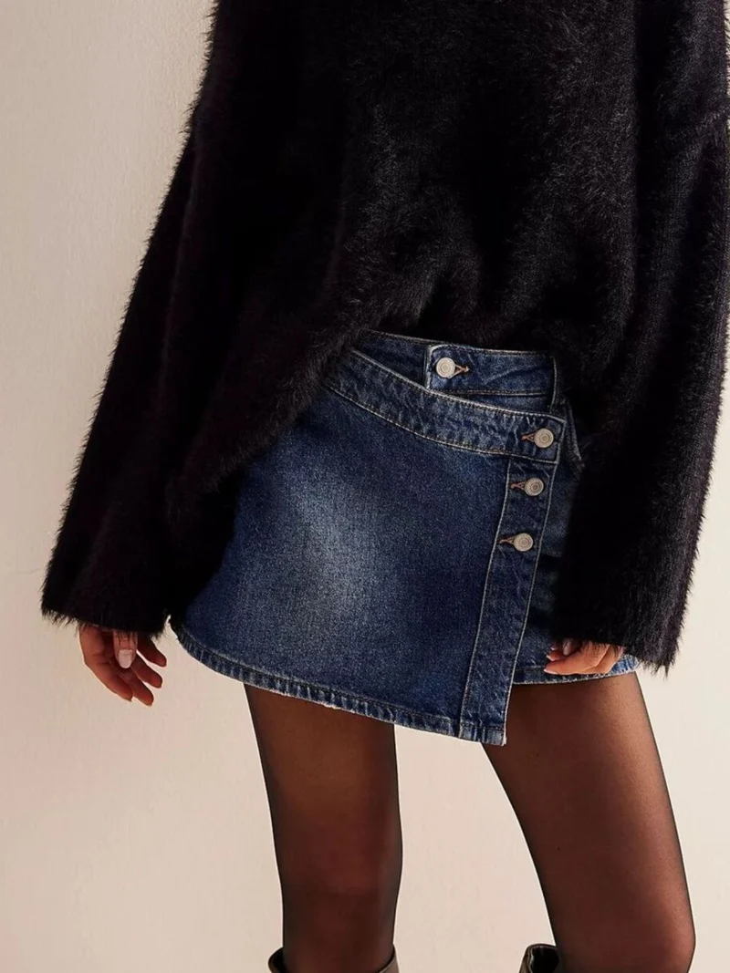 Luxe asymmetrische denim skort met knoopsluiting aan de voorkant en zakken - stijlvolle katoenmix