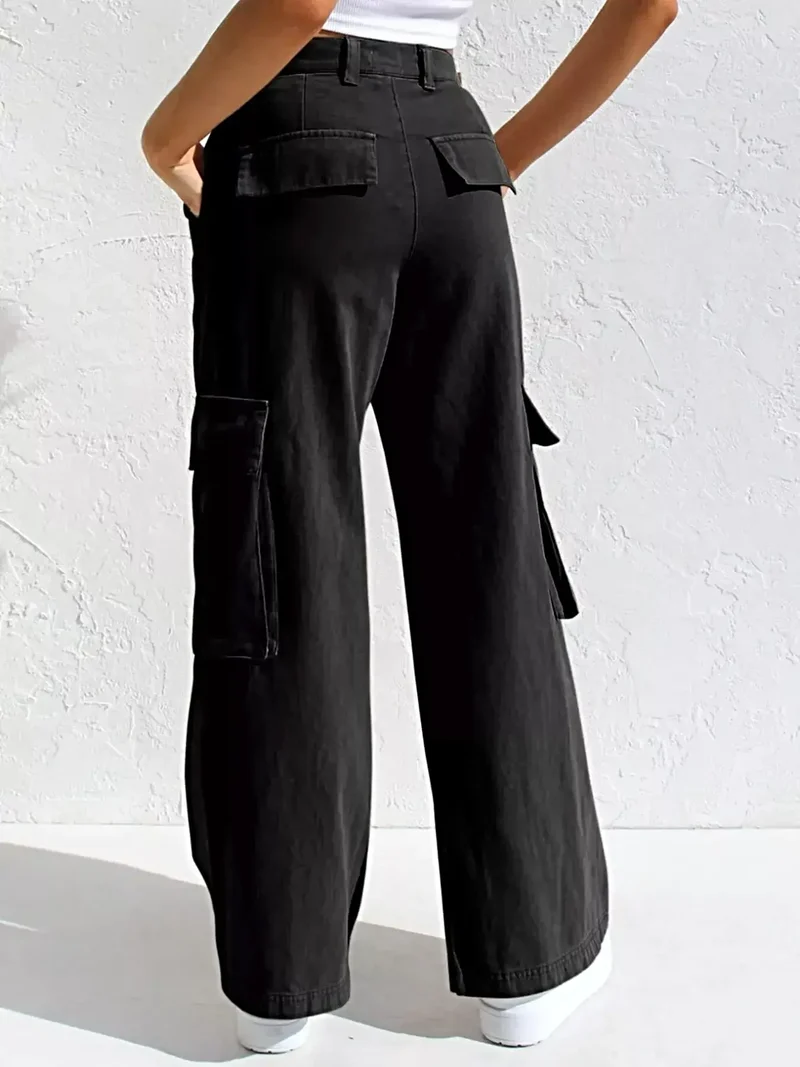 Elegante cargo jeans met hoge taille, zakken en een stijlvolle wijde pijp.