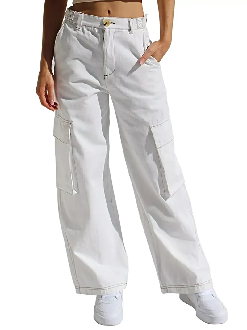 Elegante cargo jeans met hoge taille, zakken en een stijlvolle wijde pijp.