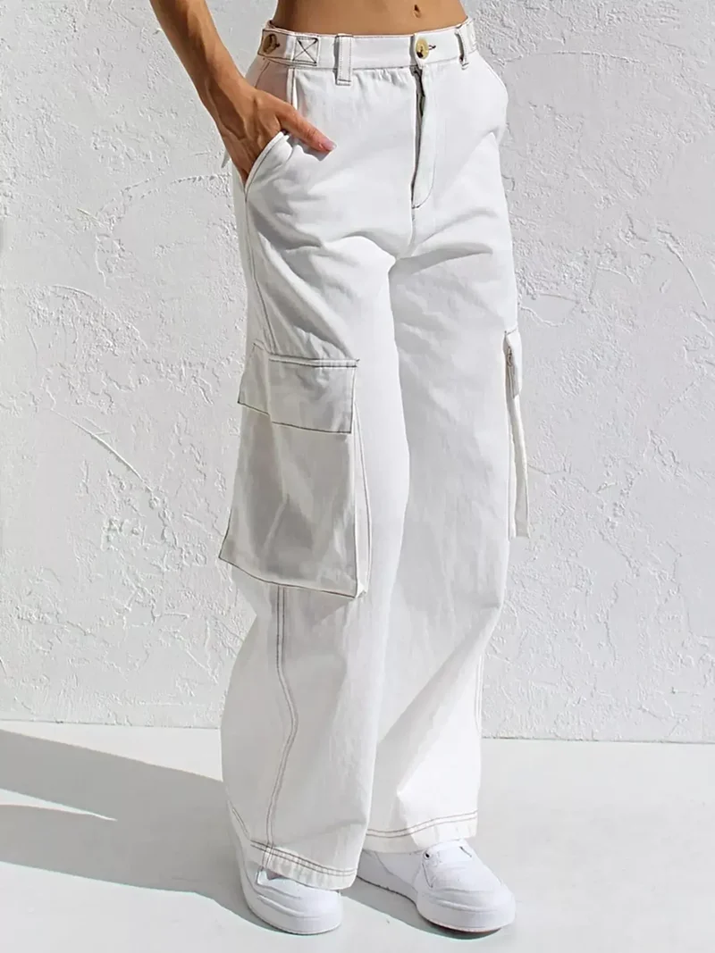 Elegante cargo jeans met hoge taille, zakken en een stijlvolle wijde pijp.