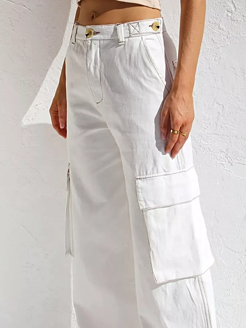 Elegante cargo jeans met hoge taille, zakken en een stijlvolle wijde pijp.