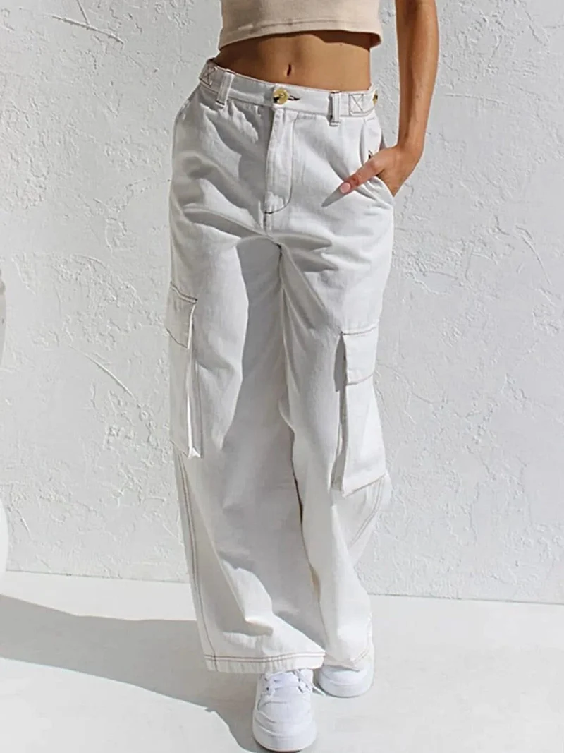 Elegante cargo jeans met hoge taille, zakken en een stijlvolle wijde pijp.