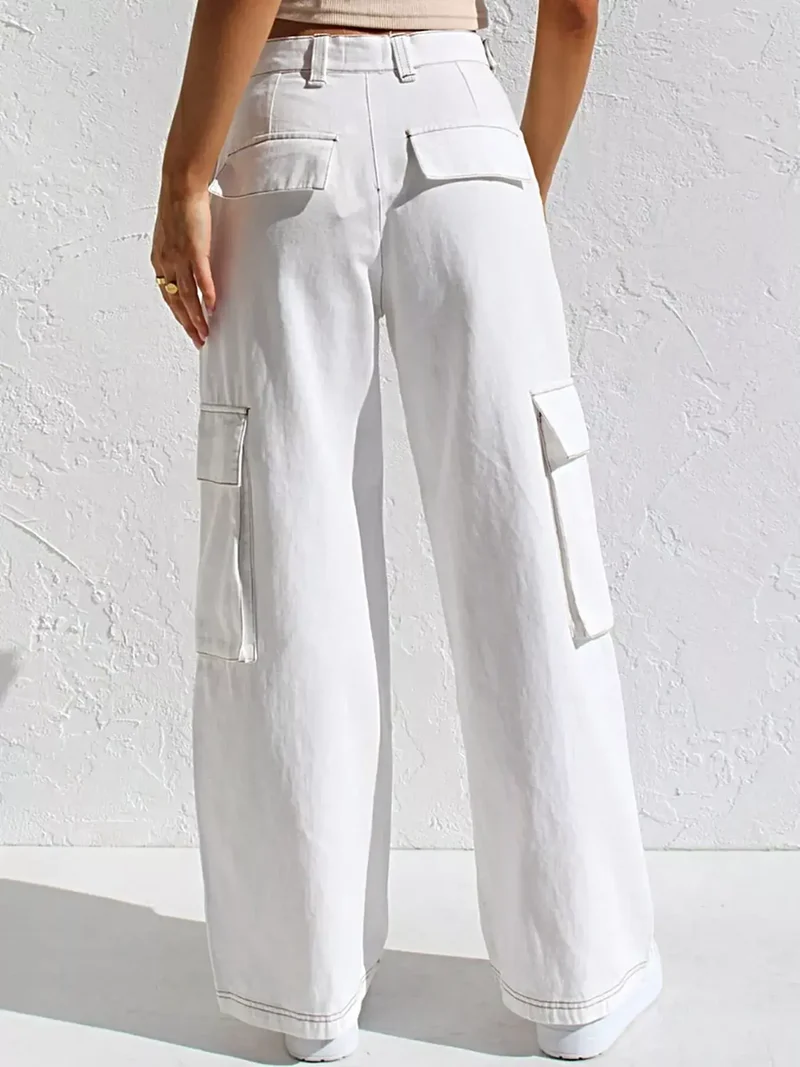 Elegante cargo jeans met hoge taille, zakken en een stijlvolle wijde pijp.
