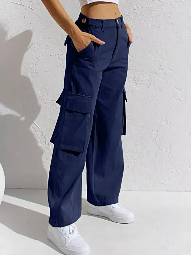 Elegante cargo jeans met hoge taille, zakken en een stijlvolle wijde pijp.