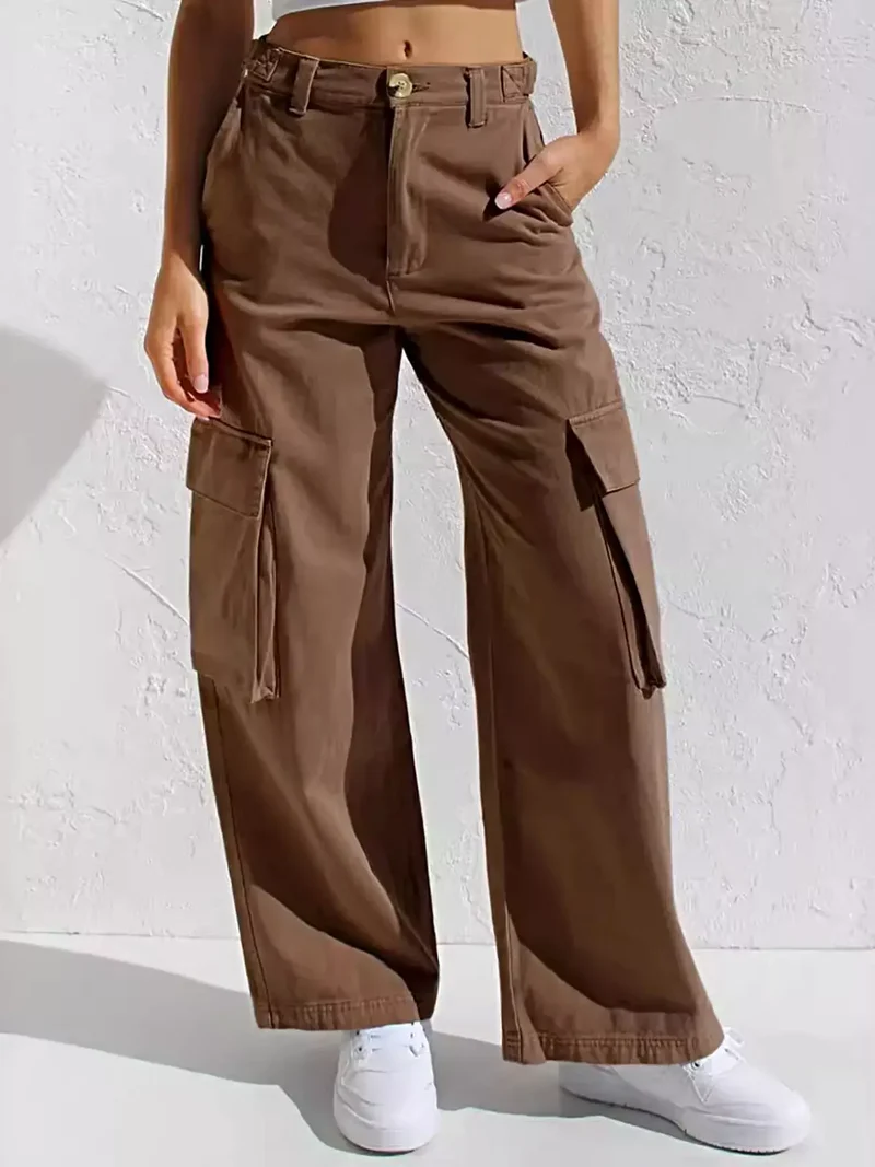 Elegante cargo jeans met hoge taille, zakken en een stijlvolle wijde pijp.