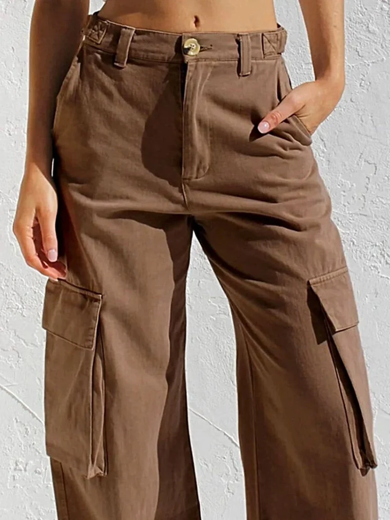 Elegante cargo jeans met hoge taille, zakken en een stijlvolle wijde pijp.