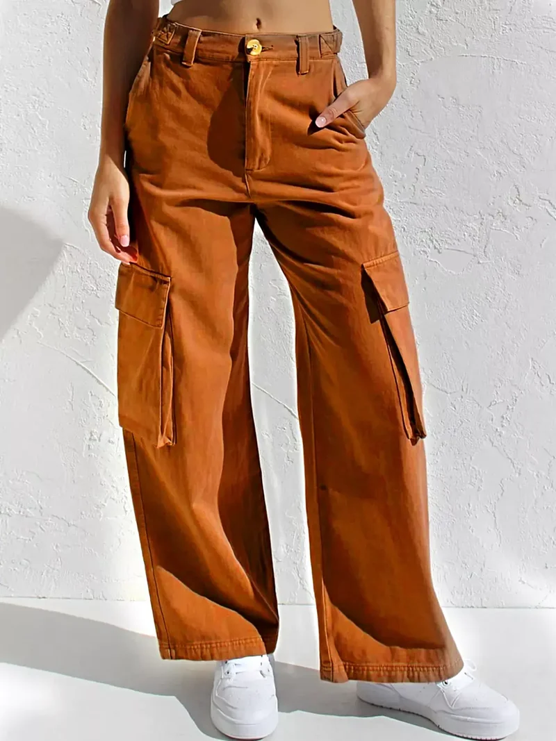 Elegante cargo jeans met hoge taille, zakken en een stijlvolle wijde pijp.