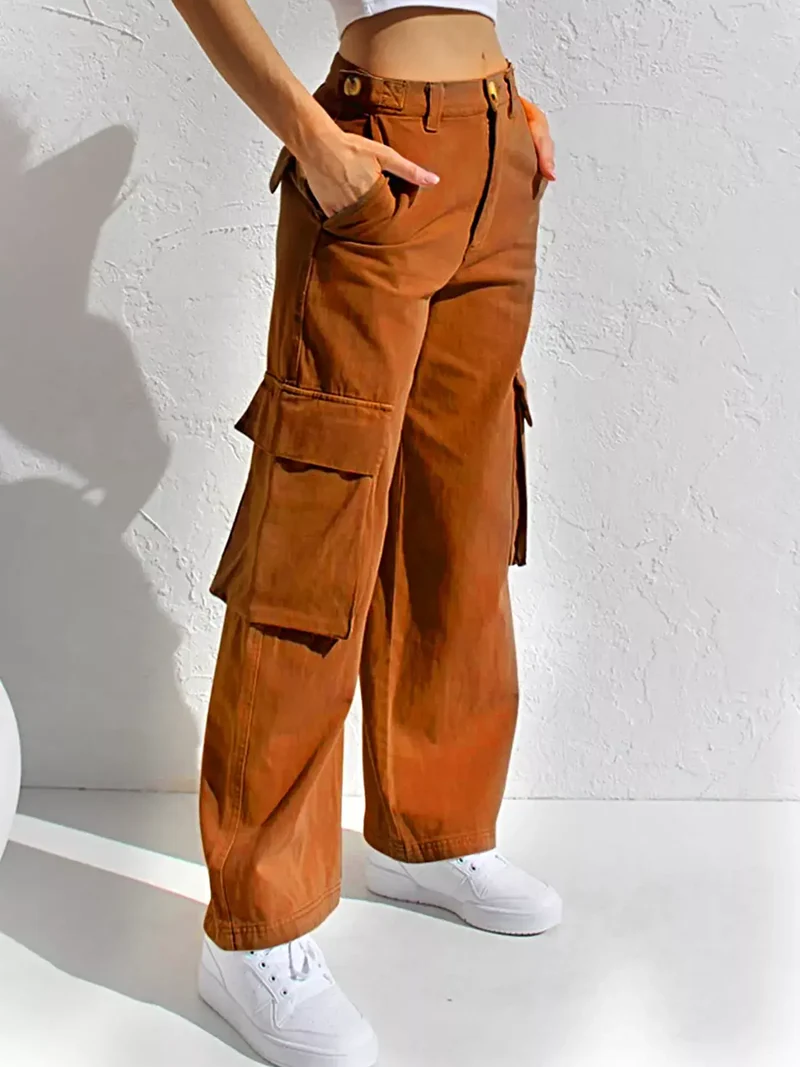 Elegante cargo jeans met hoge taille, zakken en een stijlvolle wijde pijp.