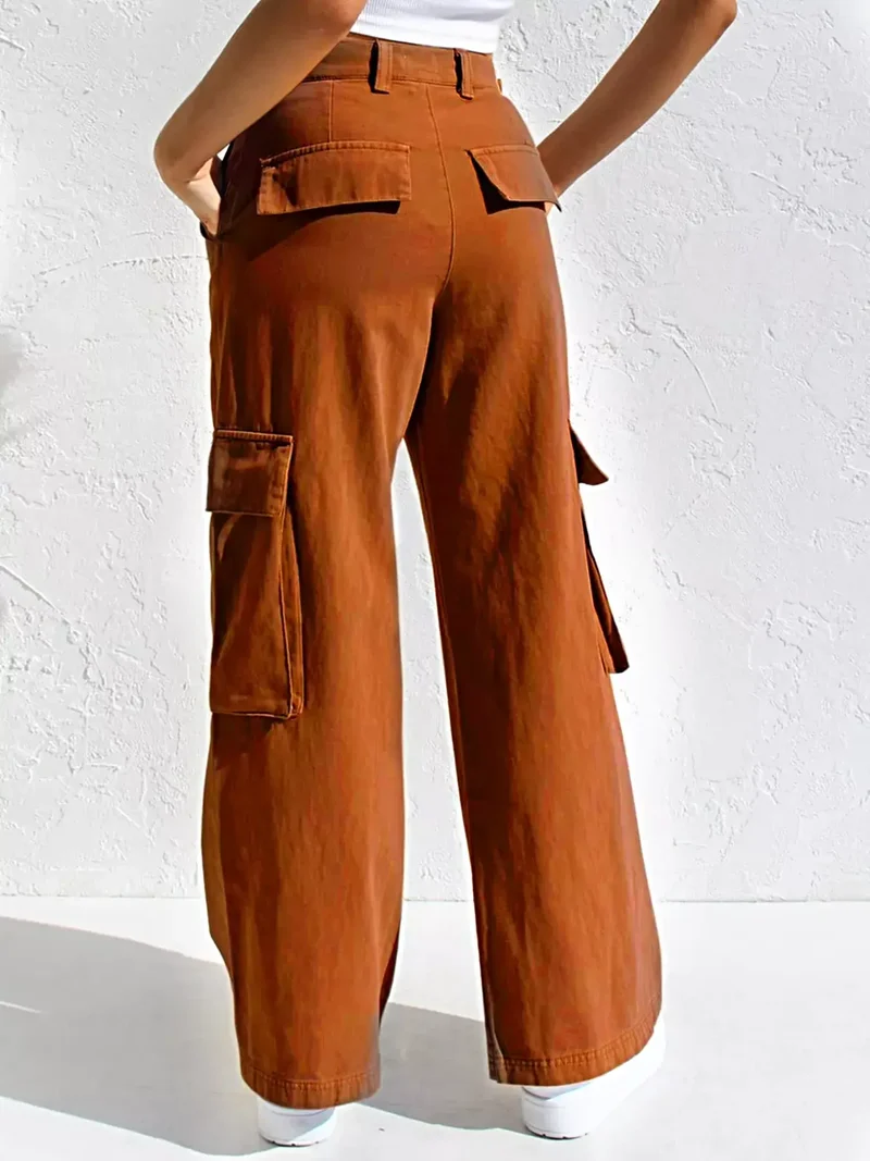 Elegante cargo jeans met hoge taille, zakken en een stijlvolle wijde pijp.