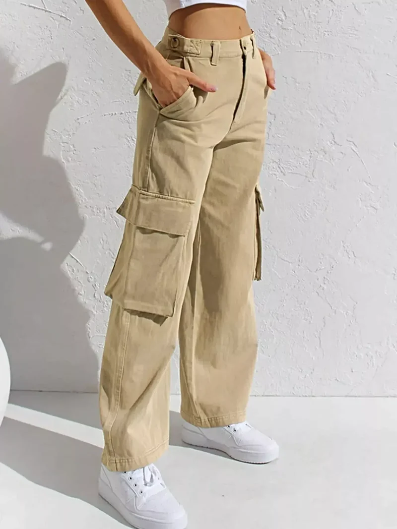 Elegante cargo jeans met hoge taille, zakken en een stijlvolle wijde pijp.