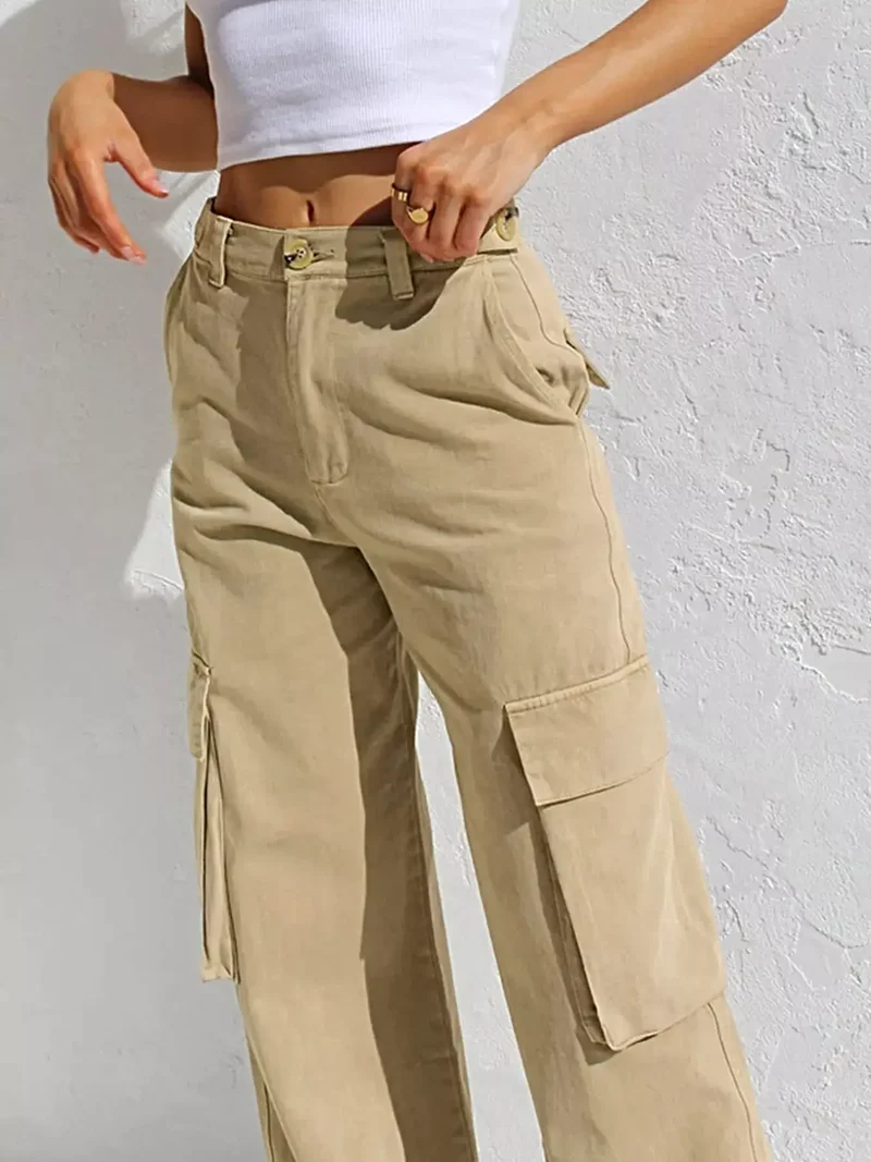 Elegante cargo jeans met hoge taille, zakken en een stijlvolle wijde pijp.