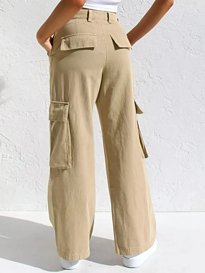 Elegante cargo jeans met hoge taille, zakken en een stijlvolle wijde pijp.