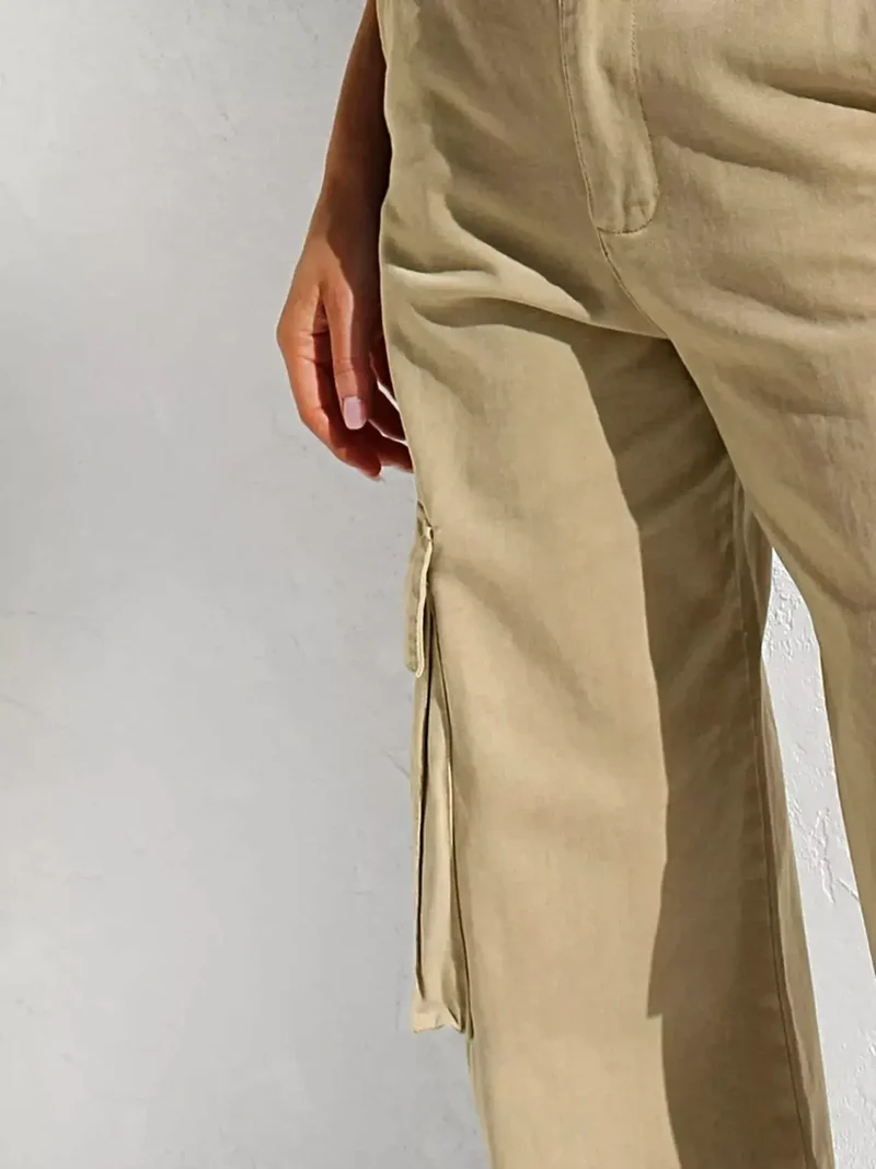 Elegante cargo jeans met hoge taille, zakken en een stijlvolle wijde pijp.