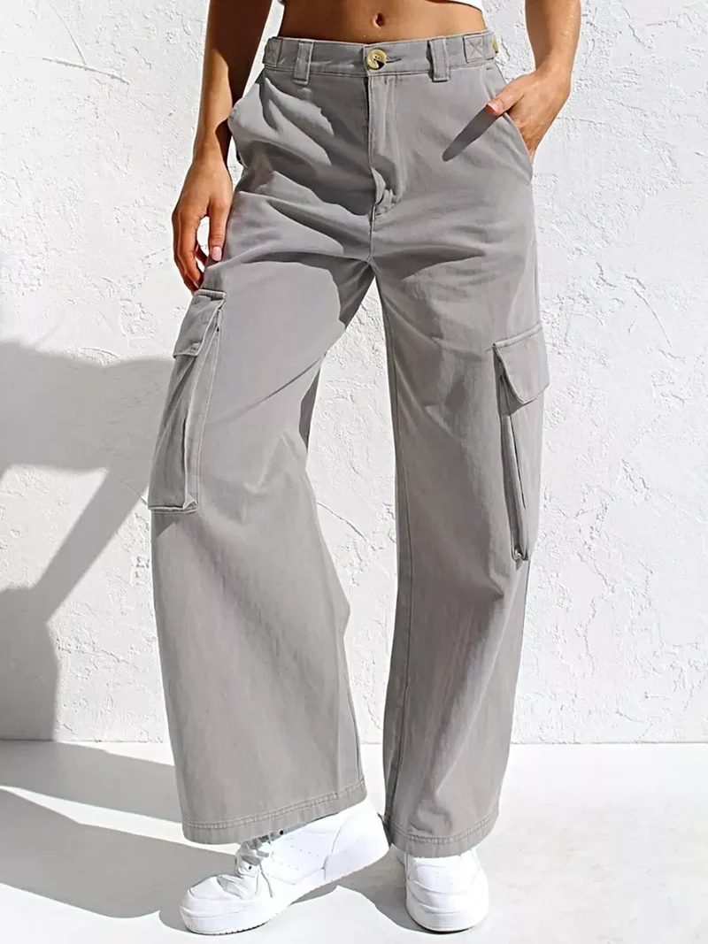 Elegante cargo jeans met hoge taille, zakken en een stijlvolle wijde pijp.