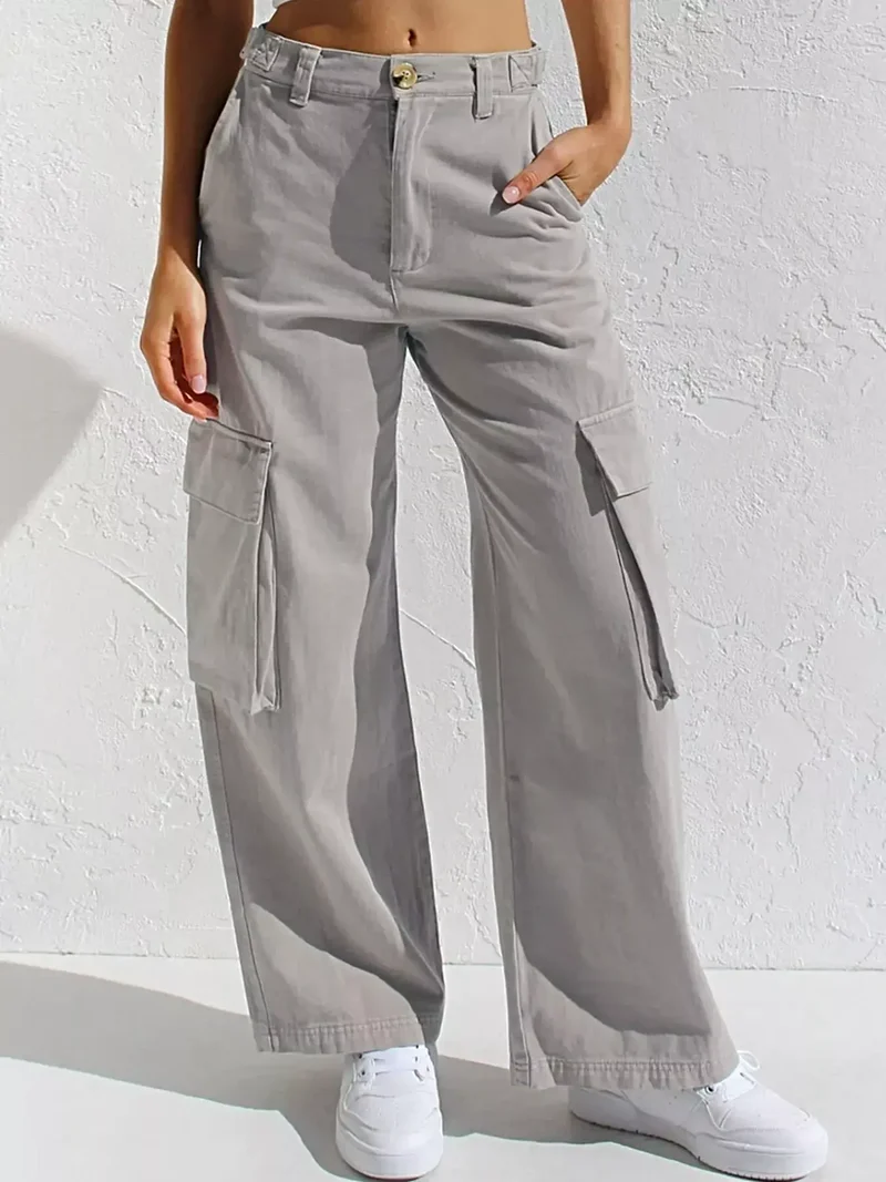 Elegante cargo jeans met hoge taille, zakken en een stijlvolle wijde pijp.