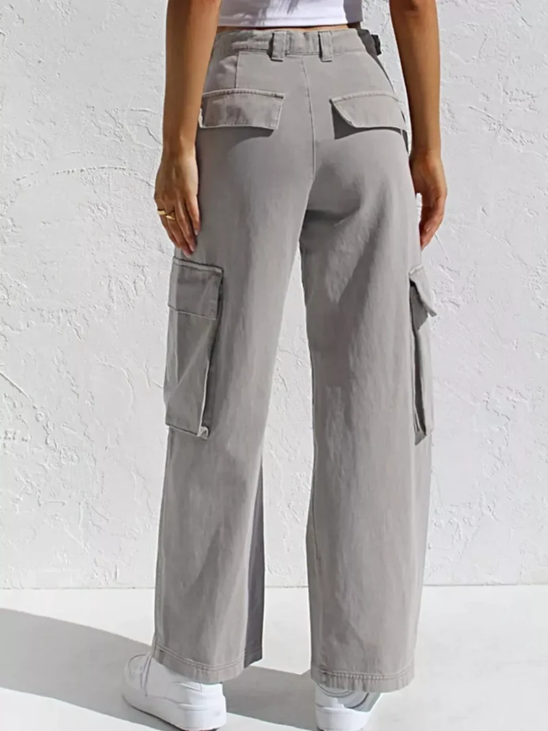 Elegante cargo jeans met hoge taille, zakken en een stijlvolle wijde pijp.