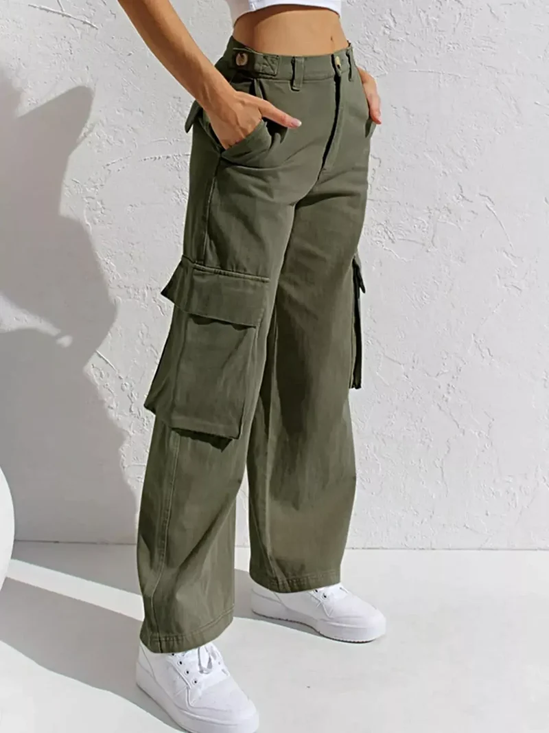 Elegante cargo jeans met hoge taille, zakken en een stijlvolle wijde pijp.