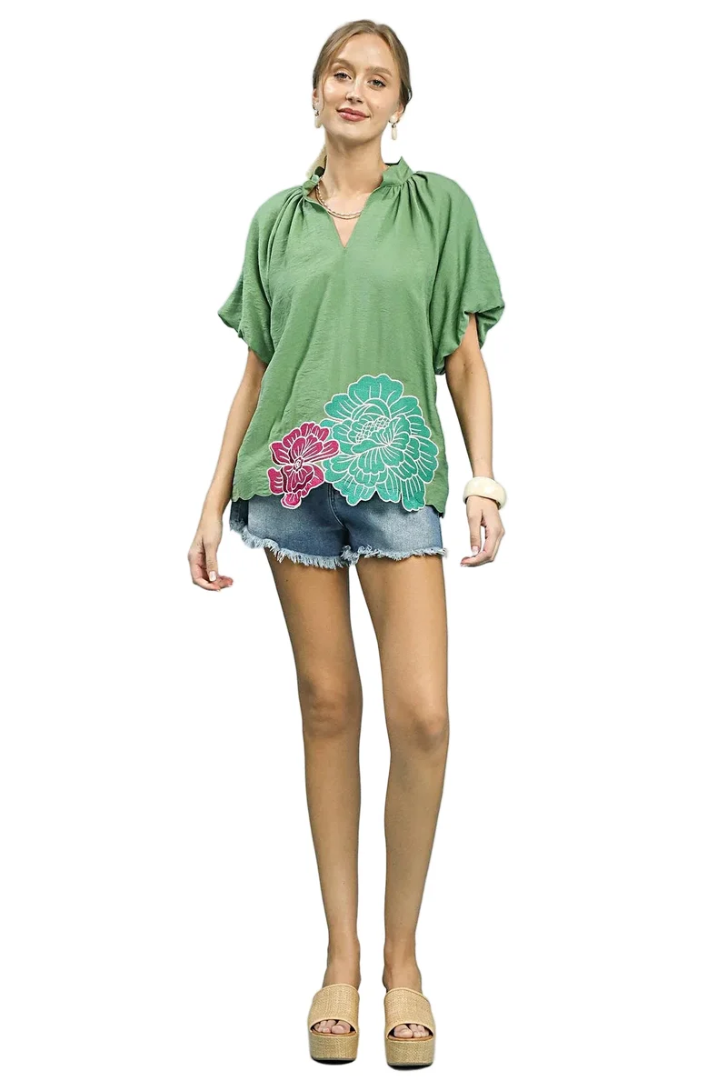 Verfijnde blouse met bloemenborduurwerk, een comfortabele pasvorm en gemaakt van zachte viscose.