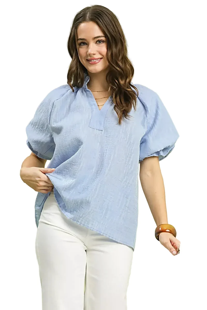 Verhoogde top met textuur, pofmouwen en splitkraag voor een stijlvolle look.