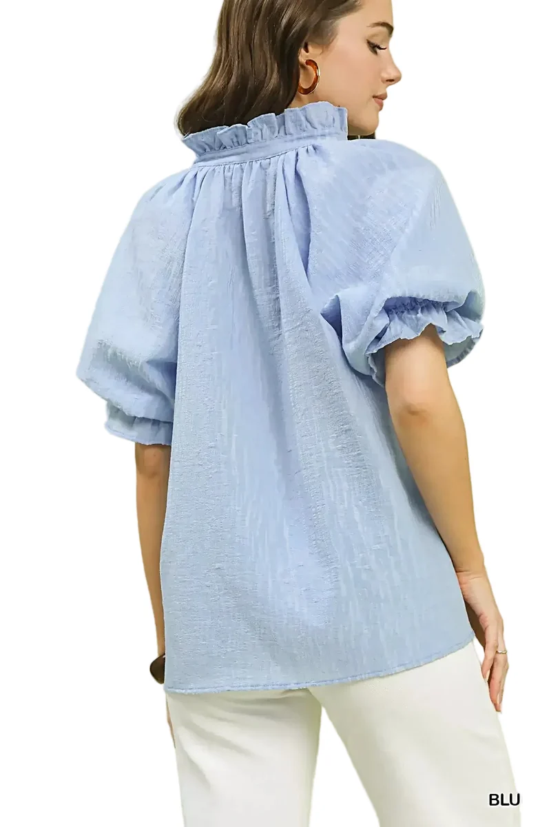 Verhoogde top met textuur, pofmouwen en splitkraag voor een stijlvolle look.