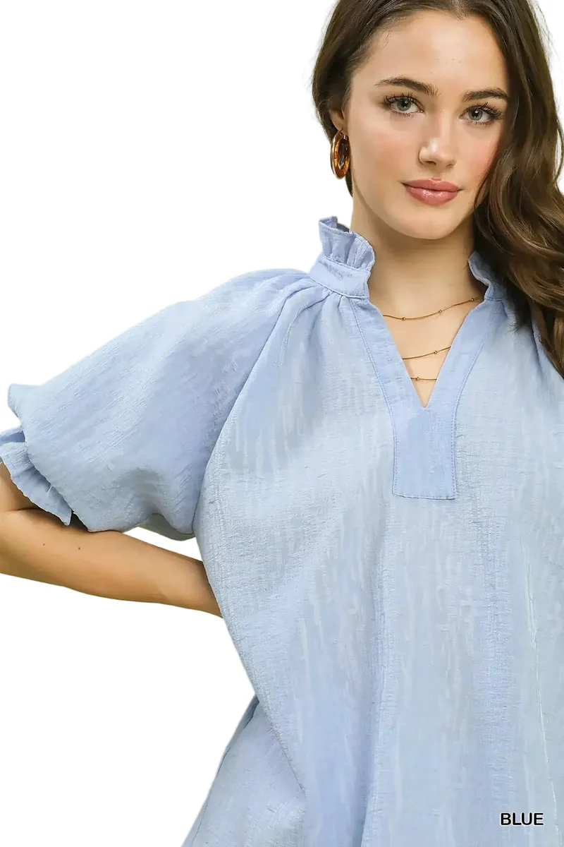 Verhoogde top met textuur, pofmouwen en splitkraag voor een stijlvolle look.