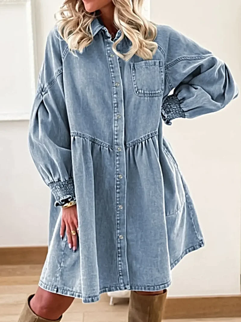 Elegante denim overhemdjurk met knoopsluiting, zakken en geplooide manchetten.