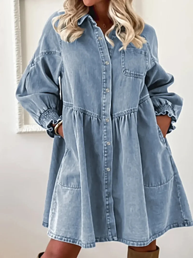 Elegante denim overhemdjurk met knoopsluiting, zakken en geplooide manchetten.