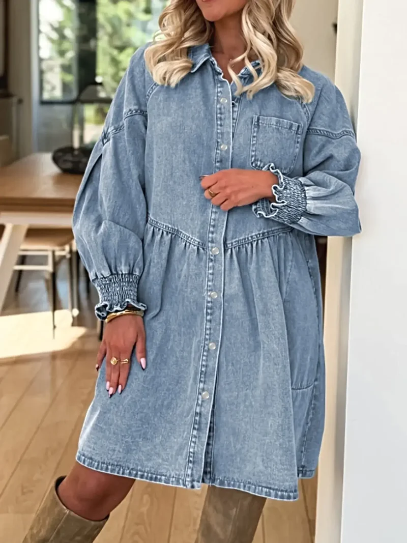 Elegante denim overhemdjurk met knoopsluiting, zakken en geplooide manchetten.