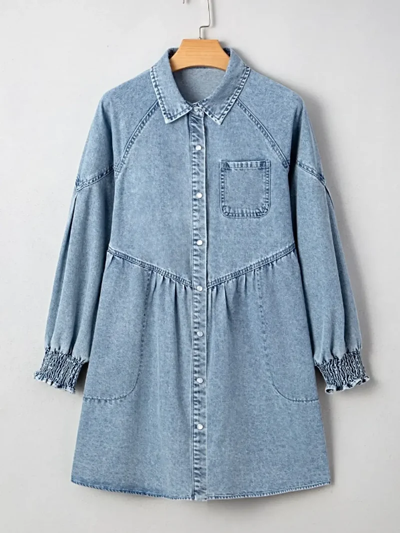 Elegante denim overhemdjurk met knoopsluiting, zakken en geplooide manchetten.