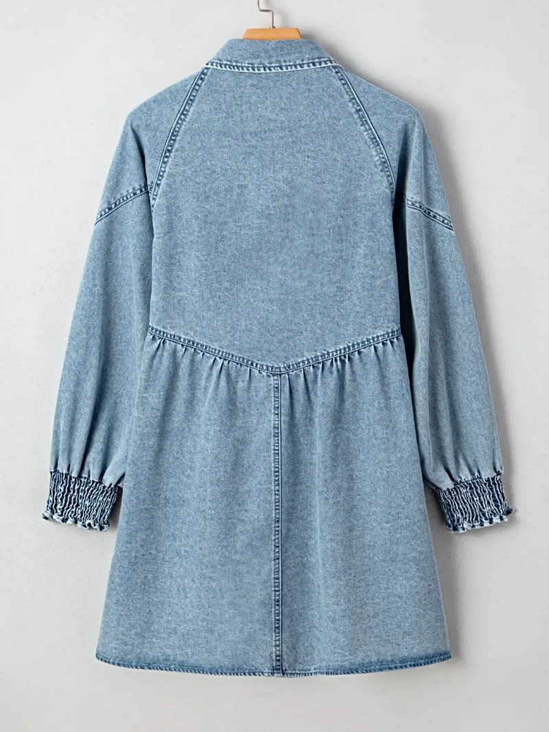 Elegante denim overhemdjurk met knoopsluiting, zakken en geplooide manchetten.