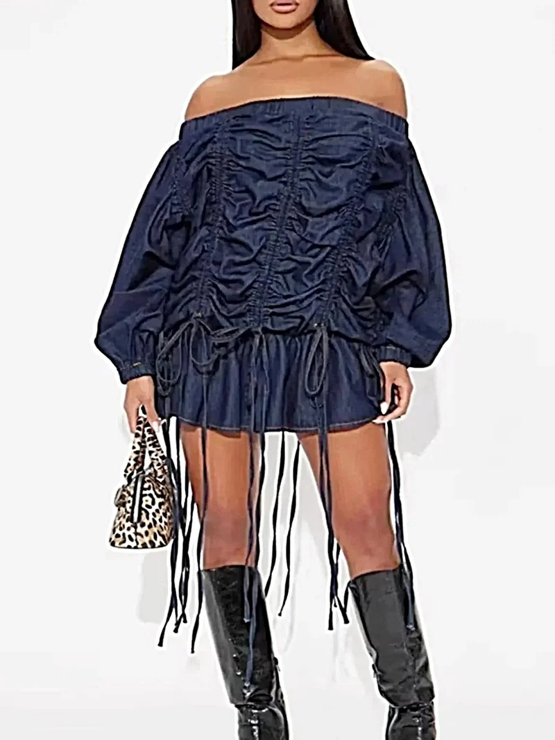 Elegante off-shoulder denim jurk met plooien en ruches.