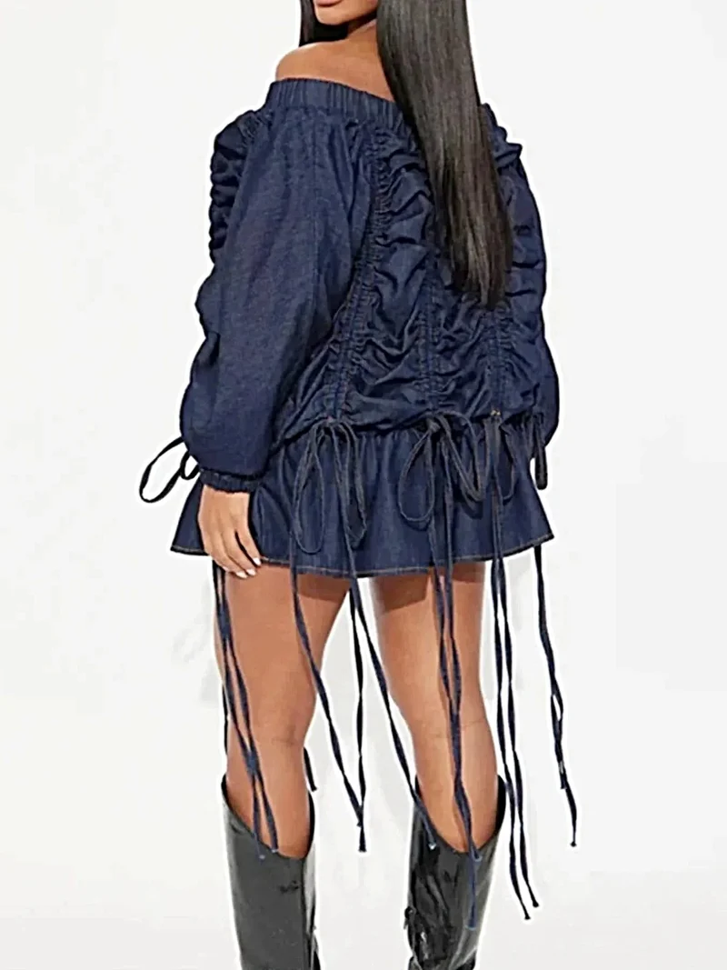 Elegante off-shoulder denim jurk met plooien en ruches.