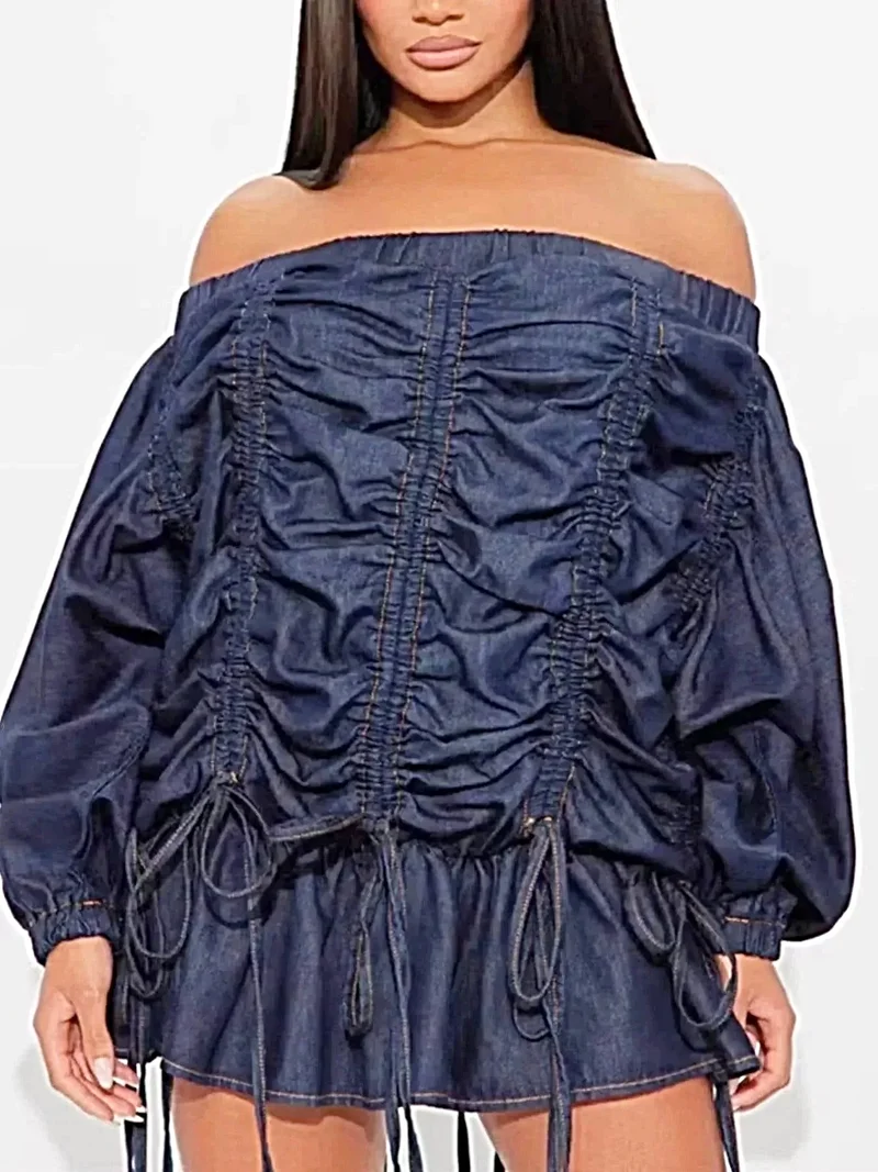 Elegante off-shoulder denim jurk met plooien en ruches.