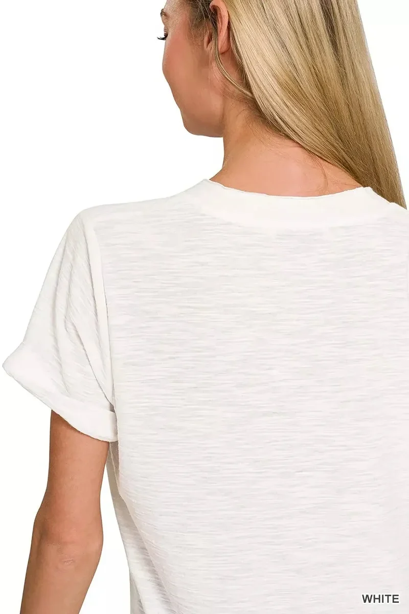 V-hals T-shirt van slubstof met opgerolde korte mouwen - Chique casual stijl voor elke dag