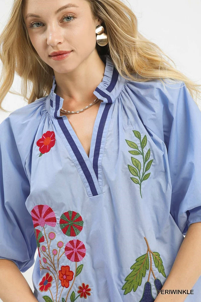 Elegante katoenen top met borduursels, V-hals en pofmouwen voor een stijlvolle look.